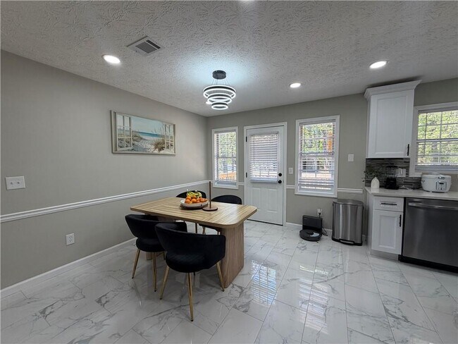 Building Photo - 934 Bay Ridge Dr