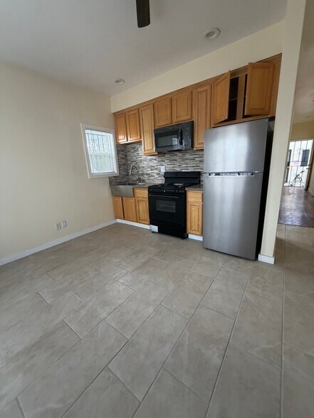 Building Photo - 602 W 87th St