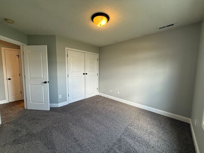 Building Photo - Spacious 3 bedroom, 2 bath house near GM, Magna, and Industrial Park.