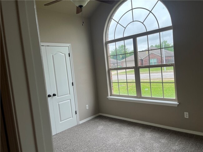 Building Photo - 121 Willow Dr