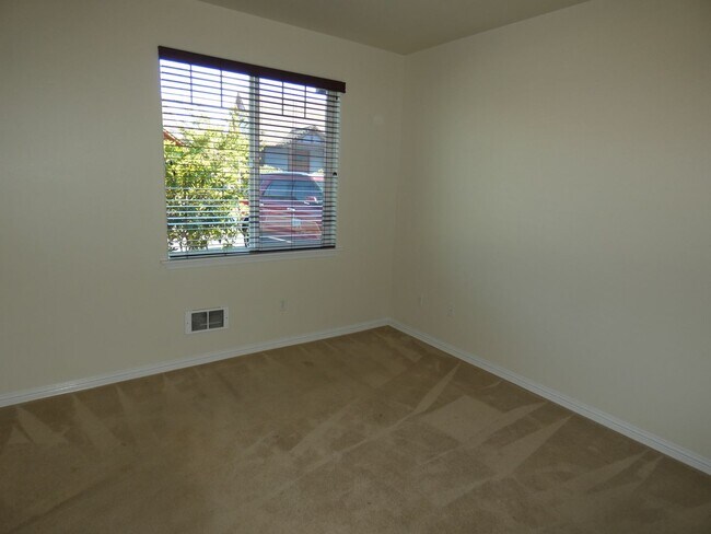 Building Photo - 2606Pea - Pendulum 8%