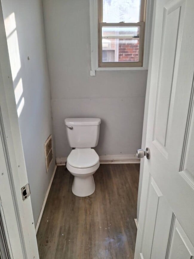 Building Photo - 5 Bedroom home available now in York!