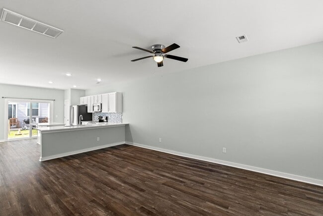 Building Photo - 3 Bedroom Townhome each with en-suite bath...