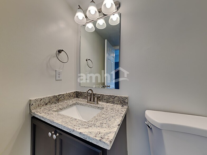 Building Photo - 906 Northwich Ave