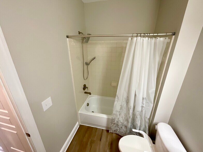 Building Photo - 833 Providence Glen Dr