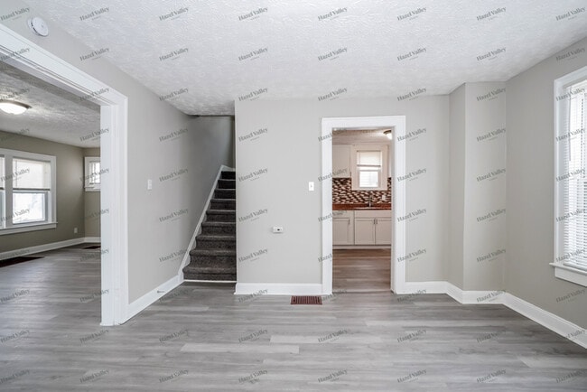 Building Photo - 1094 E 16th Ave