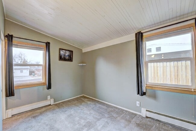 Building Photo - 1630 Maple Ct