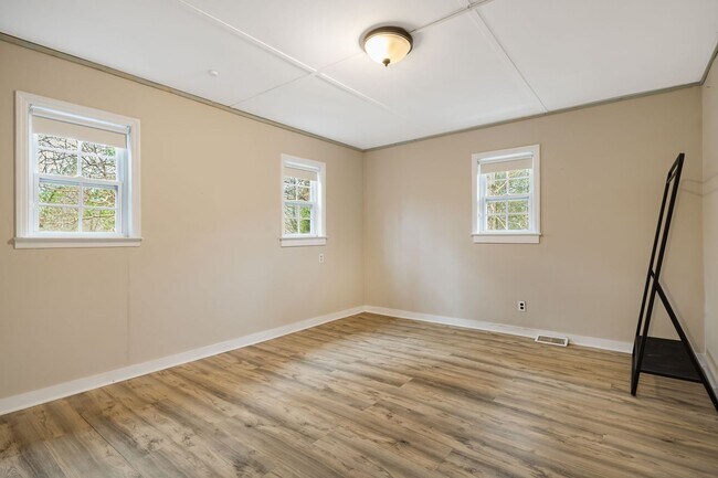 Building Photo - Rural Retreat in Candler with Bonus Room (Heat, Water, & Lawn Maintenance Included)