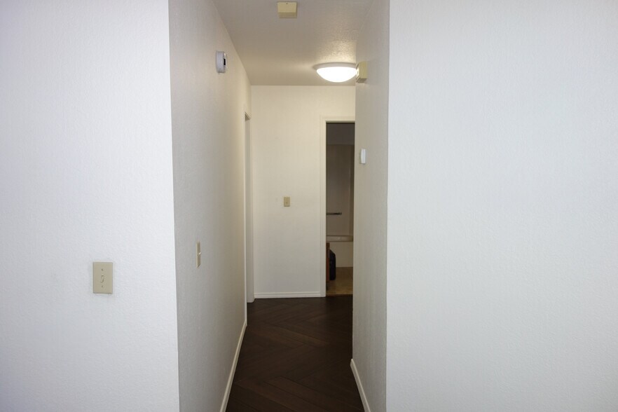 Hallway to bedrooms/baths - 6656 S Utica Pl