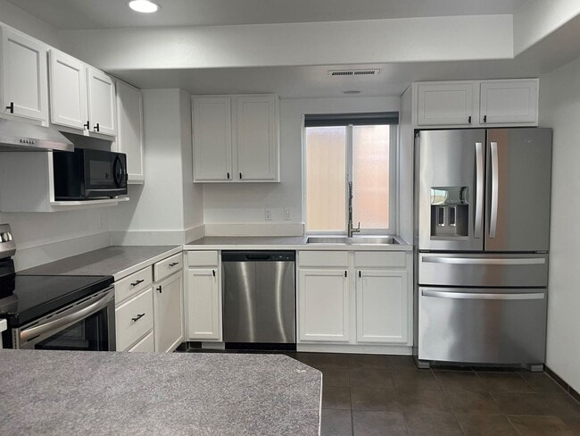 Building Photo - Now renting 3 bedroom 2.5 bathrooms.