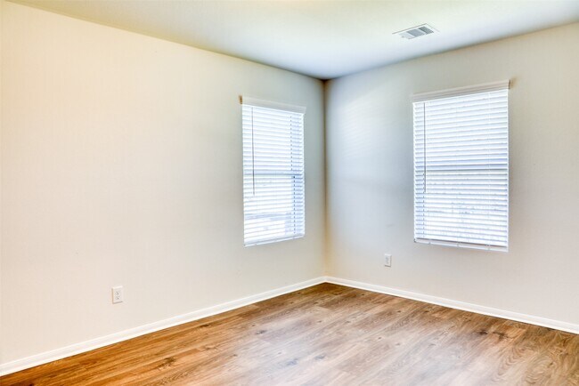 Building Photo - 410 Magnolia Ln