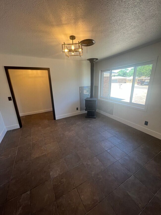 Building Photo - 4 Bed 3 bath remodeled home