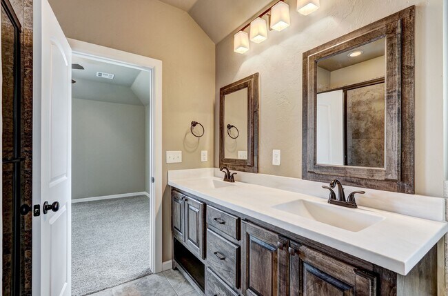 Building Photo - NEWER HOME IN MUSTANG SCHOOL DISTRICT AVAI...