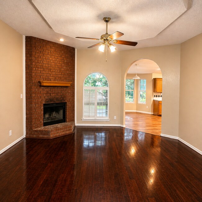 Building Photo - AVAILABLE MID MAY ; APPLY TODAY ON OUR WEBSITE!!!