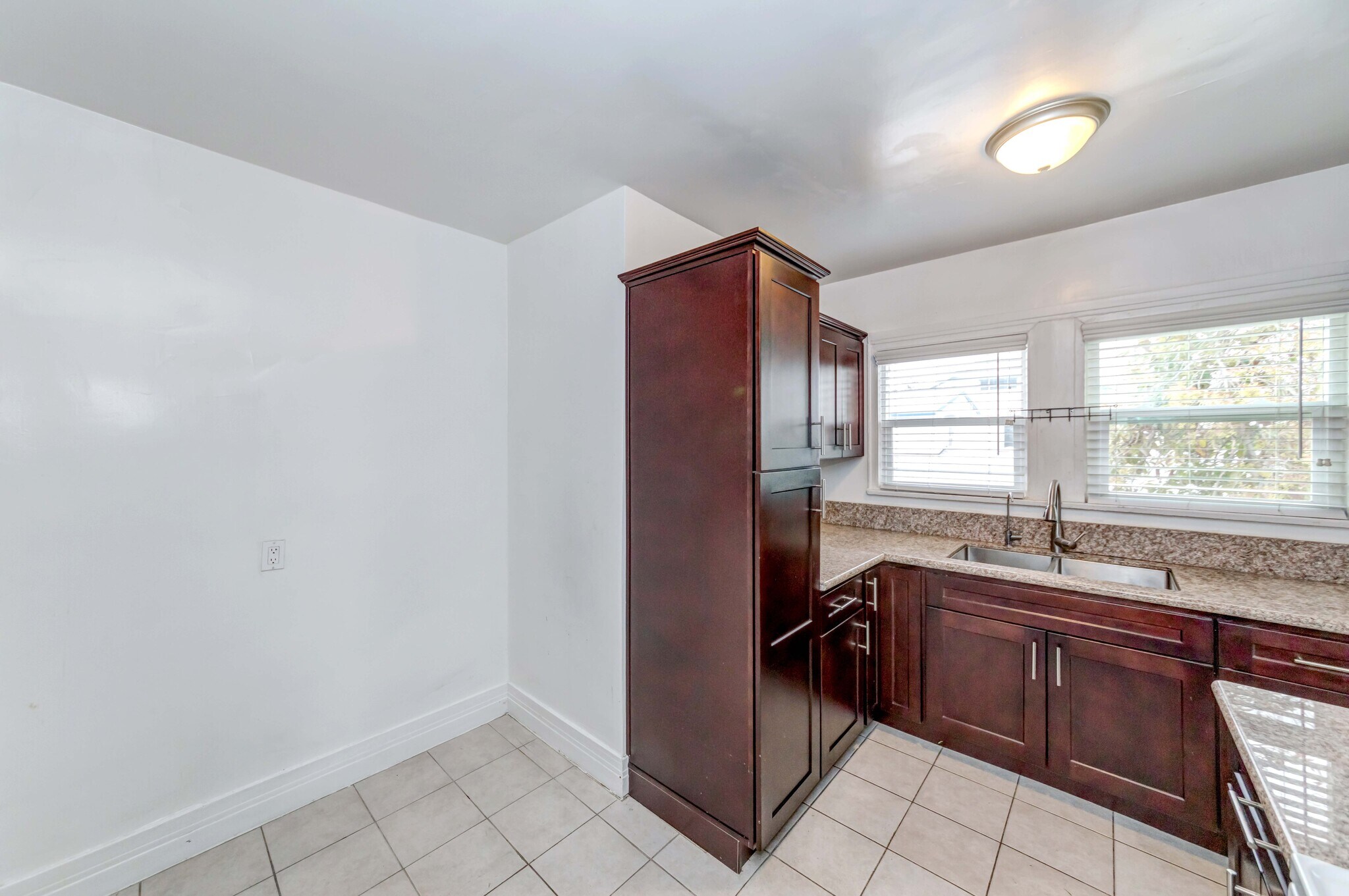 Building Photo - 1308 S Van Ness Ave