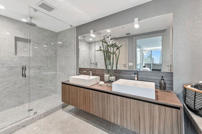 Building Photo - 1000 Brickell Ave