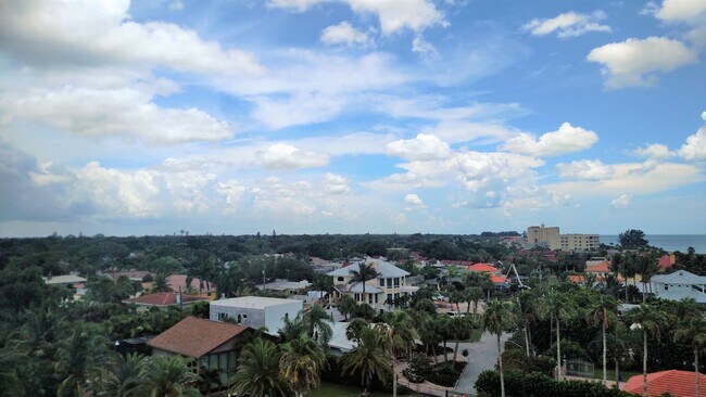 Building Photo - Seasonal Short-Term 2-Bedroom 2-Bathroom Condo located on Venice Island!