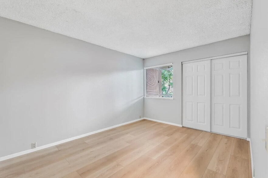 Building Photo - 1574 Drake Dr