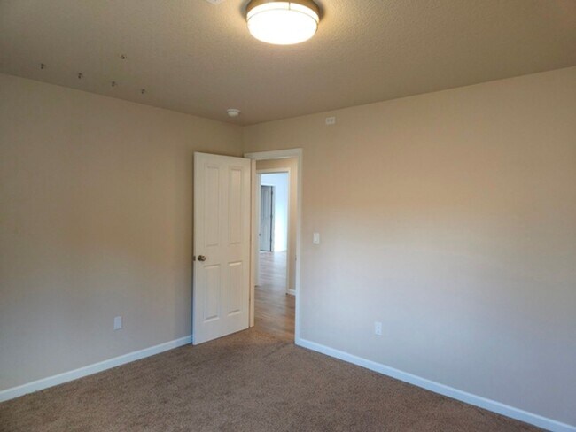 Building Photo - 4Bd/2.5Ba Two Story House - Available to View!