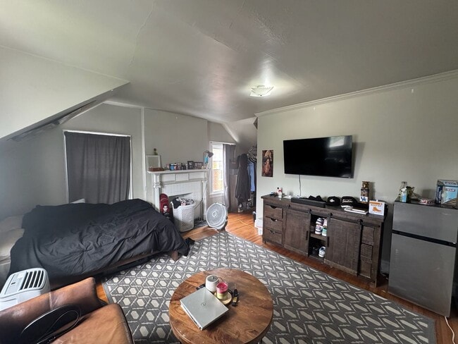 Building Photo - 6 bed/2 bath on Probasco St., Mins. from UC for Only $700/pp ($4200/mo)!