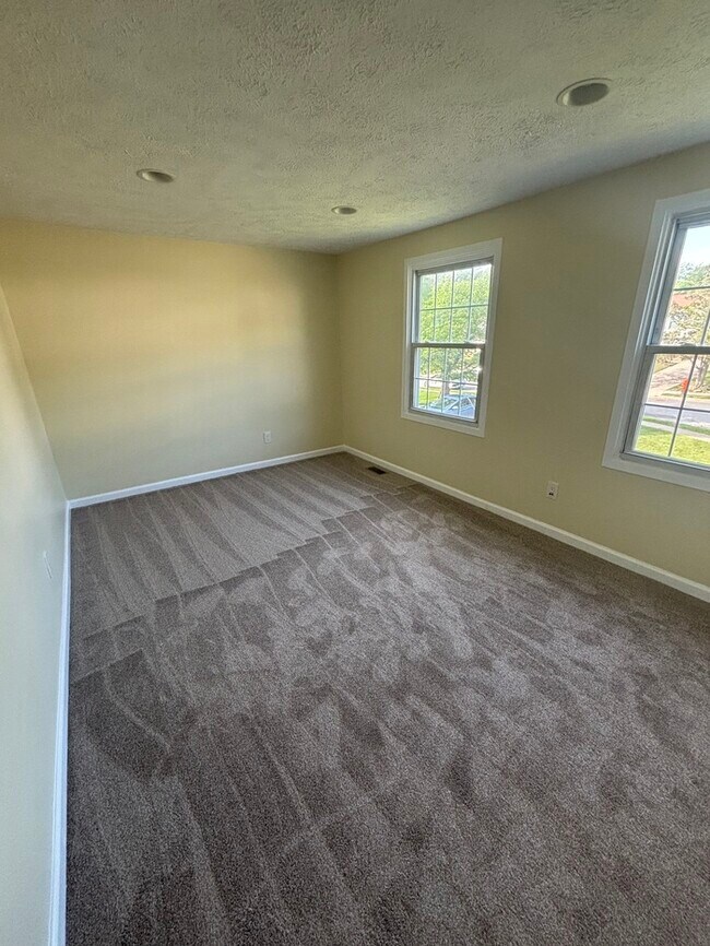 Building Photo - 3 bedrooms plus Den