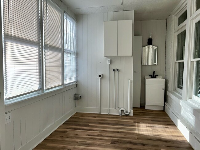 Building Photo - 19 E 3rd St