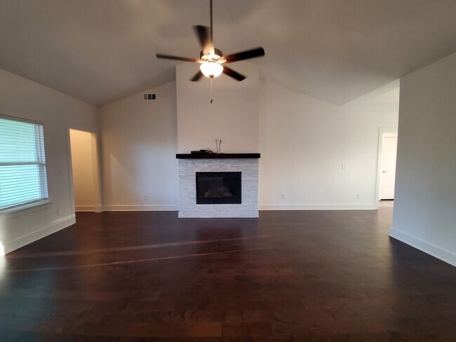 Building Photo - 220 Hermitage Point Dr