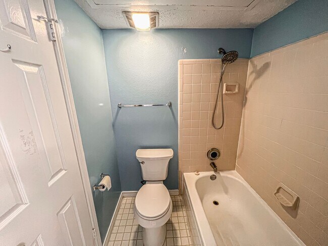 Building Photo - Charming 1 Bed 1 Bath Unit With Private Balcony In The Fountains At McLean - Water Included