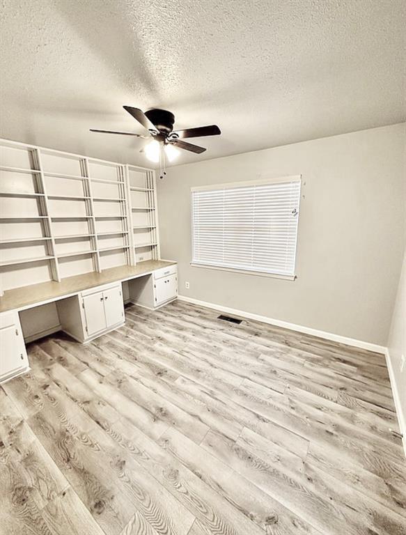 Building Photo - 3215 Oakwood Dr