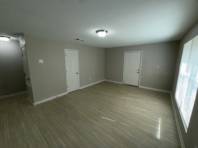 Building Photo - 4923-4923 Woodmont Dr