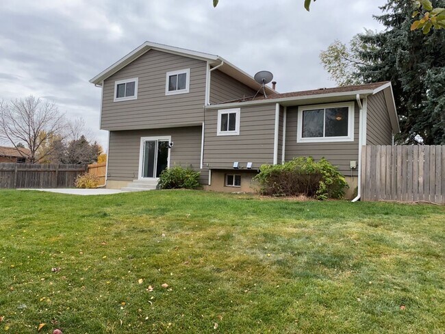 Building Photo - Spacious West-Side Tri-Level Home