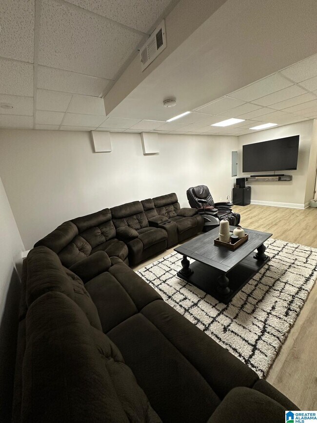 Building Photo - 221 Castlehill Dr