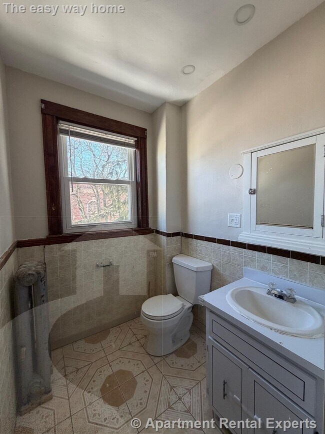 Building Photo - 110 Sharon St