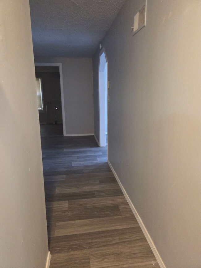 Building Photo - 4 Bed 1 Bath - NEW TO MARKET