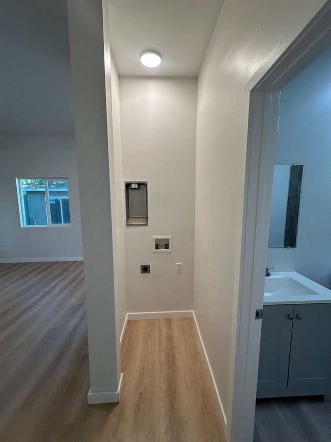 Building Photo - Beautiful, newly remodeled 2 bedroom 1 bat...