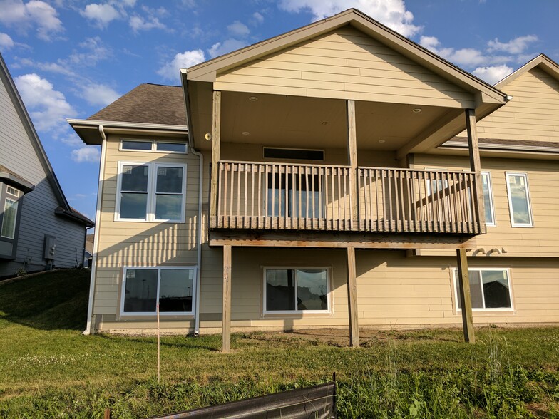 Building Photo - 306 Southwest Carriage Drive