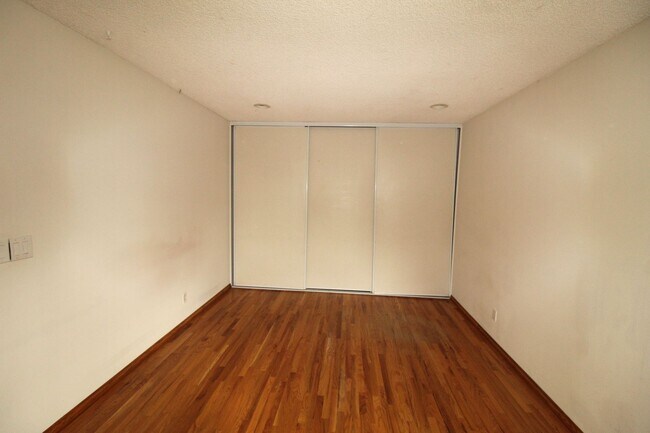 Building Photo - Spacious Corner Lot Home in Desirable Vent...