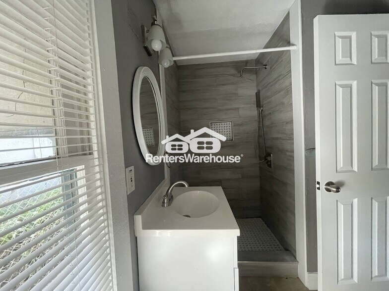 Building Photo - 1008 W Powhatan Ave