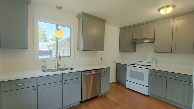 Building Photo - Darling Updated Cottage with New Kitchen a...