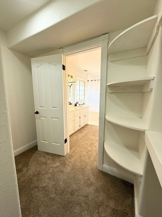Building Photo - Pet Friendly! Walk to Downtown