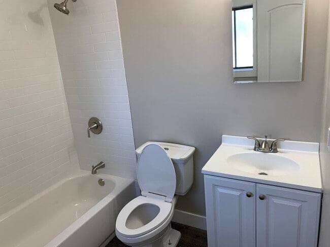 Building Photo - Updated 4 Bed Home with Large Yard