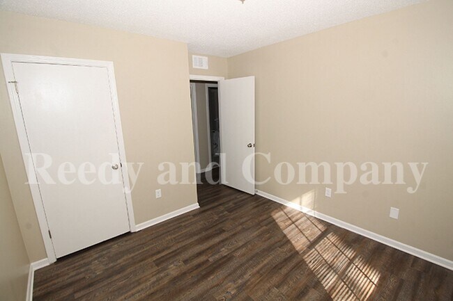 Building Photo - 3230 Sweet Springs Dr