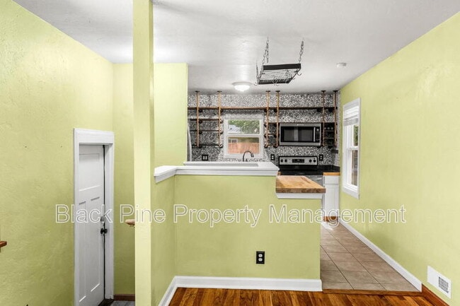 Building Photo - 910 W Orchard Ave