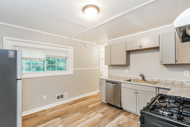 Building Photo - Beautifully Renovated 3-Bedroom
