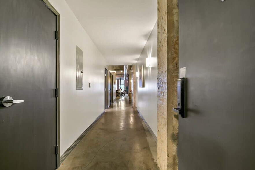Building Photo - 500 S Ervay St