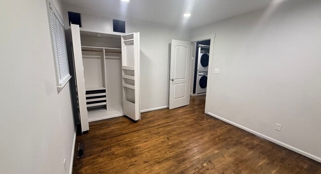 Building Photo - Charming 3-Bedroom Home in Crestwood with a Private Creekside Backyard