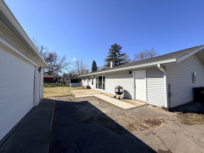 Building Photo - 635 Morton St