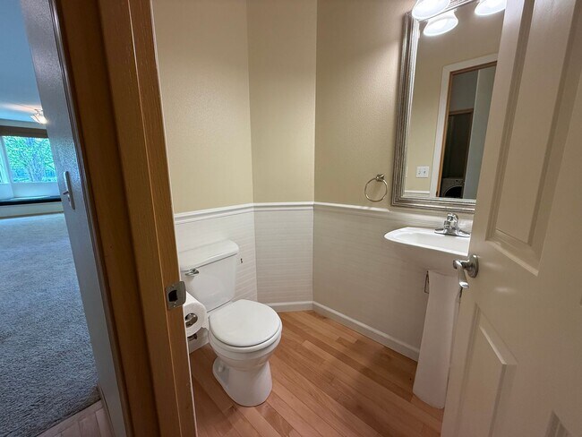 Building Photo - 3 Bedroom 2.5 Bath DuPont Townhome