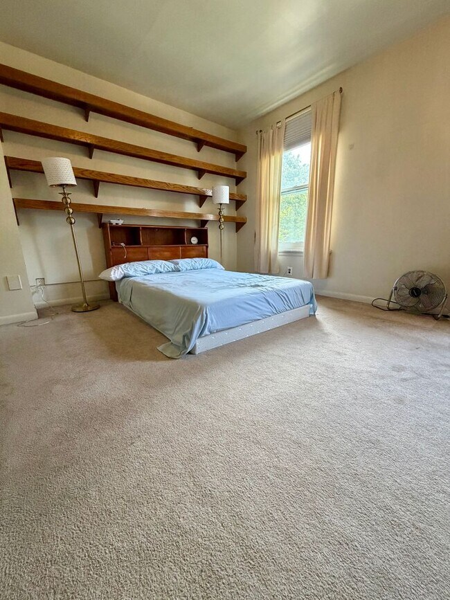 Building Photo - Stunning 4-Bedroom Home Nestled in Spruce Hill! Available in Mid-August!