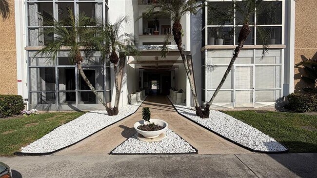 Building Photo - 3040 NE 16th Ave